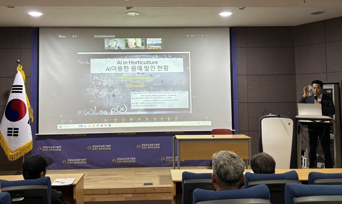 경남도농업기술원이 AI를 활용한 스마트농업을 교육하고 있다. ⓒ 경남도