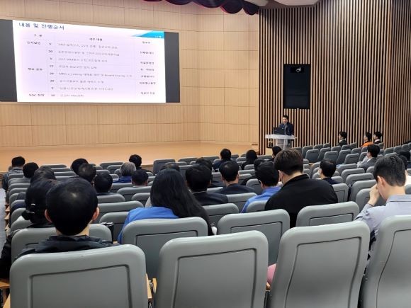포항지역 공급사들이 포스코의 2025년 구매전략 발표를 경청하고 있다. ⓒ 포스코