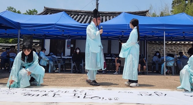 청양에서 담아보는 우리의 숨결 프로그램에서 선비의 서도 체험 중인 학생들 모습. ⓒ 청양군