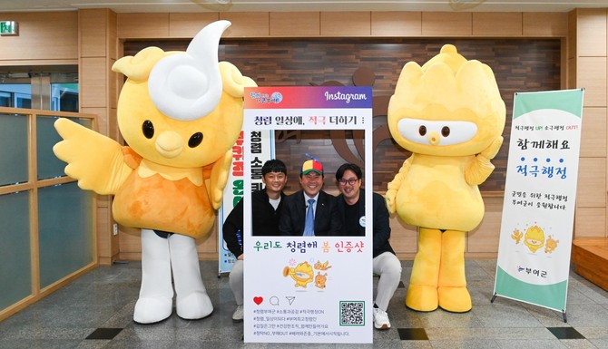 왼쪽부터 적극이 정회창 주무관, 박정현 부여군수, 청렴이 백찬범 주무관. ⓒ 부여군