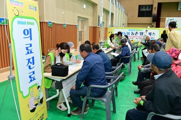 고령군은 의료 접근성이 취약한 지역 주민을 위해 25일 고령군민체육관에서 ‘'촌왕진버스'를 운영했다. ⓒ 고령군