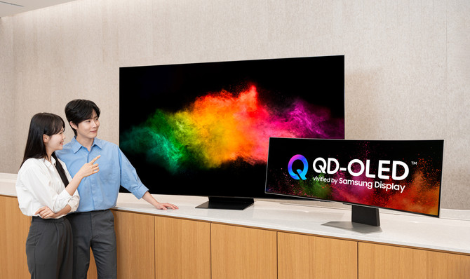 QD-OLED 제품과 함께 새로운 BI를 소개하는 모습. ⓒ 삼성디스플레이 