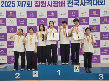 왼쪽부터 중등부 여자소총단체 1위 정아영(2년), 박은서(2년), 김태이(3년), 정아름(2년). 남자소총단체 3위 이주원(2년), 장유흔(3년), 전승민(2년). ⓒ광주시교육청