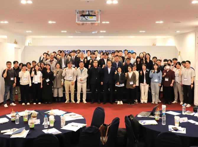 한국섬진흥원이 주최한 '섬 지역 특성화 사업 현장관리단 사업설명회' 참석자들이 기념사진을 촬영하고 있다. ⓒ 한국섬진흥원