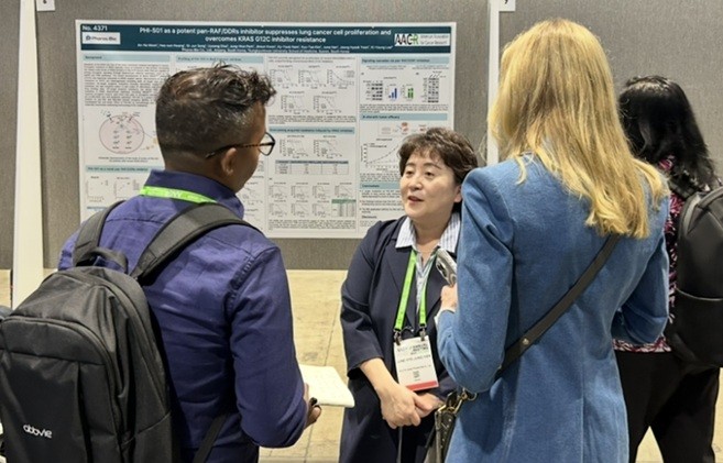 AACR 2025에서 'PHI-501' 난치성 폐암 항암 효능을 설명 중인 한혜정 파로스아이바이오 미국 법인 대표(가운데). ⓒ 파로스아이바이오
