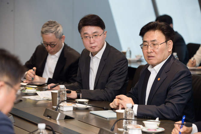 유상임 과학기술정보통신부 장관(오른쪽)이 30일 오전 서울 중구 SK텔레콤 본사를 방문해 국민 불편을 최소화하기 위한 전사적인 조치를 당부하고 있다. ⓒ 과학기술정보통신부