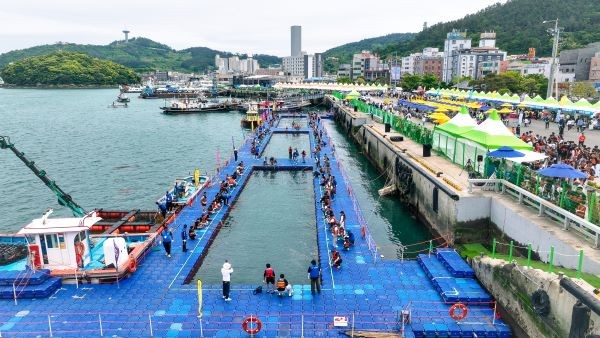 지난해 열린 완도 장보고 수산물 축제의 전통 대나무 바다낚시 체험. ⓒ 완도군