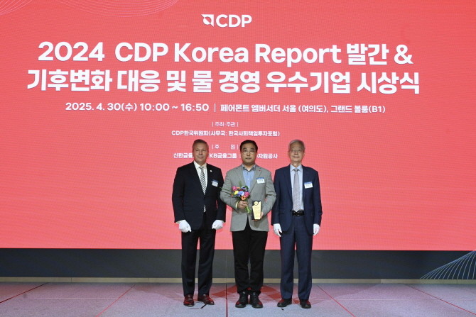 (좌측부터) Jose Ordonez CDP CRO, 정진섭 롯데칠성음료 ESG 팀장, 장지인 CDP 한국위원회 위원장. © 롯데칠성음료