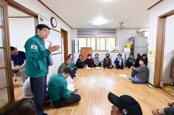 청송군은 산불 피해 이재민들을 대상으로 피해 복구 및 생활 안정 지원을 위한 '찾아가는 방문 설명회'를 경로당 등에서 실시하고 있다. ⓒ 청송군