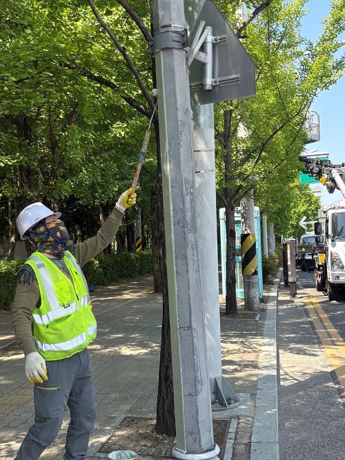 대구공공시설관리공단 가로등관리팀 가로등주 도색 공사 모습. ⓒ 대구공공시설관리공단