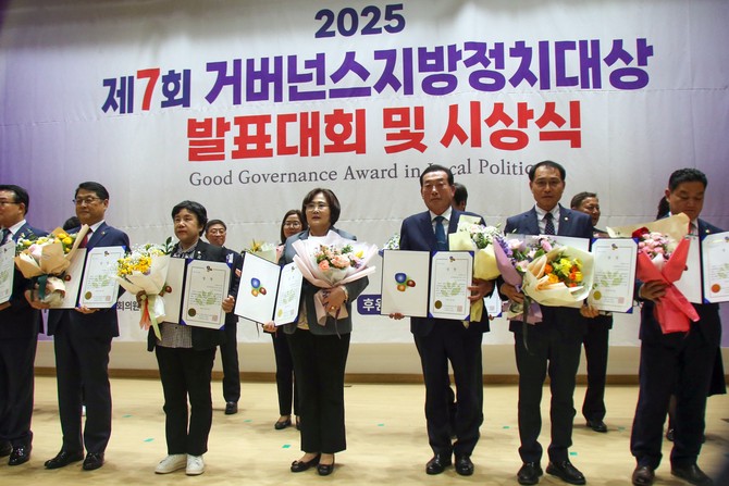 지난 4월23일 대한민국 국회에서 당진시의회 소속 김명진, 최연숙, 한상화 의원이 수상 후 기념촬영을 하고 있다. ⓒ 의회사무국