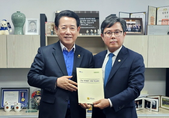 김영록 전라남도지사가 7일 국회를 방문해 안도걸 국회의원을 만나 전남지역 10대 핵심과제를 반영할 것을 적극 건의했다. ⓒ 전남도