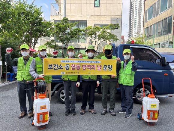 대구 수성구는 해충으로 인한 감염병 발생을 예방하고 주민 불편을 줄이기 위해 오는 9월17일까지 매주 수요일마다 보건소와 각 동의 방역소독요원들이 함께 참여하는 '합동방역의 날'을 운영한다. ⓒ 대구 수성구