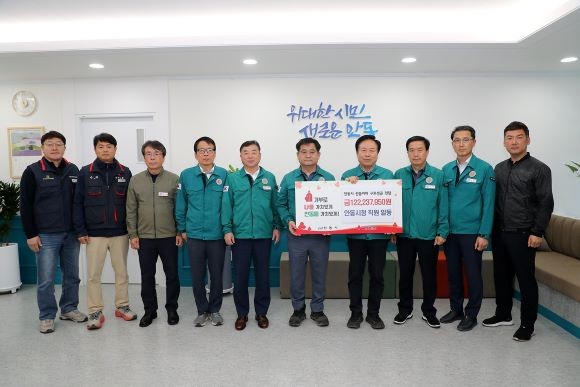 안동시청 직원 개인을 비롯해 동문회, 노동조합, 산하기관인 안동시시설관리공단 등이 뜻을 모아 총 1억2000만원의 성금을 '함께모아 행복금고'에 기탁했다. ⓒ 안동시