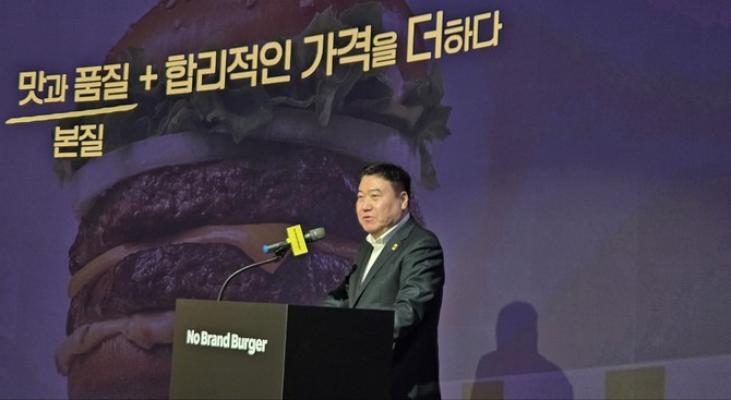 강승협 신세계푸드 대표이사가 8일 열린 노브랜드 버거 신메뉴 출시 및 신규 가맹모델 제시 기자간담회에서 발표하고 있다. =배예진 기자