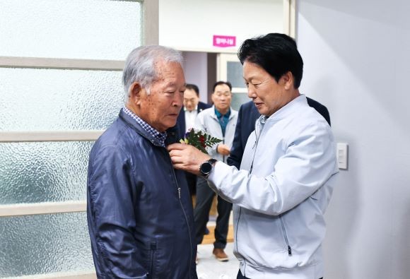 이병환 군수가 지역 어르신께 공경과 감사의 마음을 담아 직접 카네이션을 달아드리고 있다. ⓒ 성주군