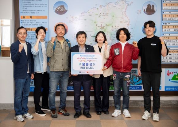 인구문제 인식개선 릴레이 캠페인에 동참한 남한권 울릉군수(가운데)가 홍보 피켓을 들고 행사에 참여하고 있다. ⓒ 울릉군