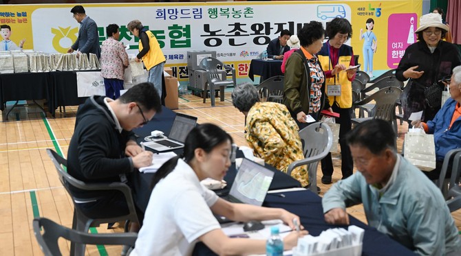 홍성군이 왕진버스를 운영해 지역 농업인과 어르신 600여 명에게 한방 진료, 정밀 시력검사, 맞춤형 운동치료 등을 진료하고 있다. ⓒ 홍성군