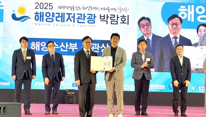 강효군 인천어촌특화지원센터장(우측)이 해양레저관광 해양수산부 장관상을 수상 후 기념촬영을 하고 있다. ⓒ 한국어촌어항공단