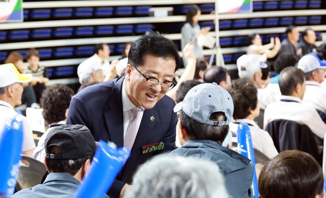 조원휘 의장이 지난 14일 충무체육관에서 열린 '2025 어르신 생활체육대회' 개회식에 참석해 어르신들에게 지원을 약속하고 있다. ⓒ 의회사무국