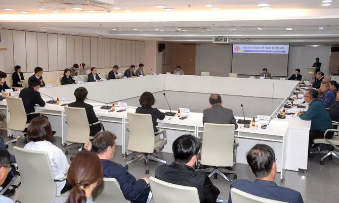 광주광역시는 지난 14일 시청 중회의실에서 고광완 행정부시장과 5개 자치구 관계 공무원, 소상공인연합회, 상인연합회, 시민 등 30여명이 참석한 가운데 '복합쇼핑몰 상권영향평가 연구용역 중간 보고회'를 개최했다. ⓒ 광주광역시