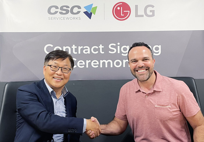 김상용 LG전자 미국법인 HS담당(전무)과 로드리고 카스텔라노스 CSC CEO(오른쪽). ⓒ LG전자
