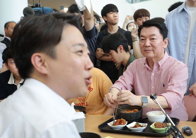 21일 안철수 국민의힘 의원은 이준석 개혁신당 대선 후보의 가천대 유세 현장을 찾아 단일화를 설득했다. ⓒ 연합뉴스