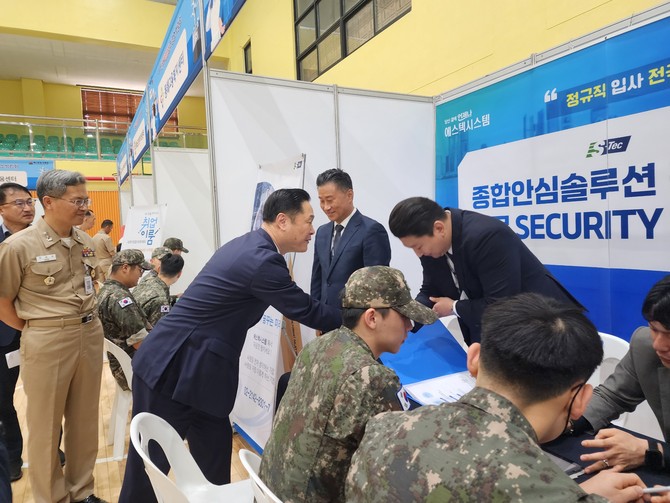 이희완 국가보훈부 차관이 해군 1함대 필승관에서 개최한 박람회에 서 참가 업체와 장병들을 격려하고 있다. ⓒ 서울제대군인지원센터