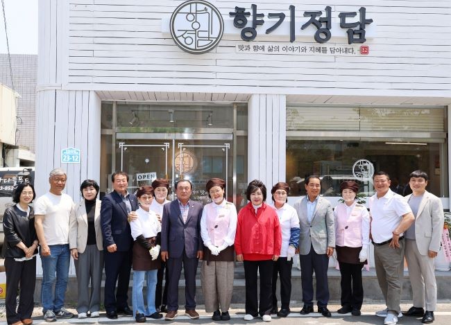 경산시의회는 27일 노인일자리 공동체사업단 '향기정담'을 방문해 참여 어르신들을 격려하고 함께 식사를 나누는 뜻깊은 시간을 가졌다. ⓒ 경산시의회