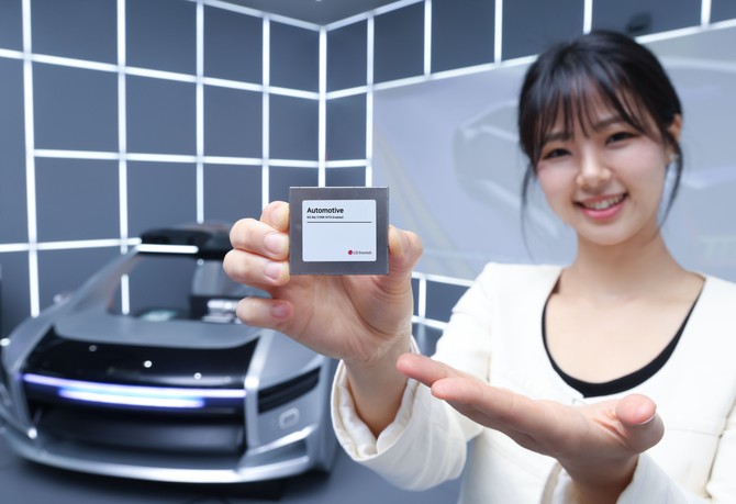 LG이노텍 직원이 3세대 5G 통신모듈을 선보이고 있다. ⓒ LG이노텍