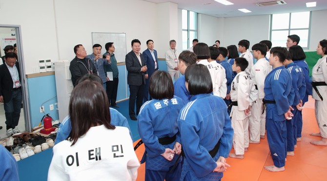 오성환 시장은 지난 27일 배구선수단을 시작으로 종목별 경기장을 직접 방문해 선수들과 지도자들을 격려하고 있다. ⓒ 당진시