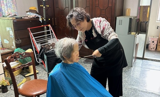 지난 27일 주교면 '사랑의 가위손'이 거동이 불편한 취약계층 어르신들을 대상으로 찾아가는 이·미용 봉사활동을 하고 있다. ⓒ 보령시