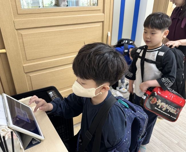 구미원호초등학교 스마트출결시스템 이용 모습. ⓒ 경북교육청
