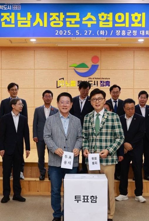 김영록 전남지사와 김철우 보성군수가 화사한 복장으로, 투표참여를 독려하고 있다. ⓒ 프라임경제