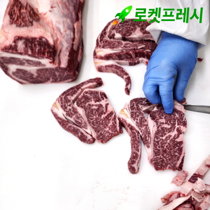 쿠팡이 로켓프레시를 통해 숙성 한우 등심을 본격 선보이며 프리미엄 정육상품 라인업을 강화했다. © 쿠팡