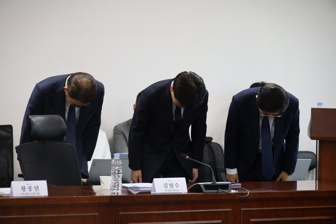 (왼쪽부터) △황종현 SPC삼립 이사회 의장 △김범수 SPC삼립 대표이사 △도세호 SPC 대표이사가 국회 긴급간담회에 참석해 이번 사고와 관련해 사과하고 있다. ⓒ 김주영 의원실