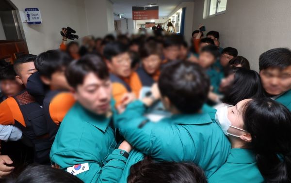 28일 오전 금호타이어 광주공장 노조원들이 광주 광산구청장실 앞에서 공무원들과 몸싸움을 벌이고 있다. ⓒ 연합뉴스