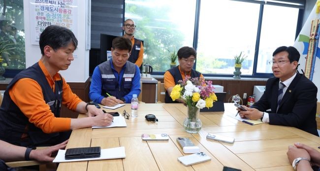 28일 오후 광주 광산구청에서 박병규 청장이 항의 방문을 온 금호타이어 노조 관계자와 면담을 하고 있다. ⓒ 연합뉴스