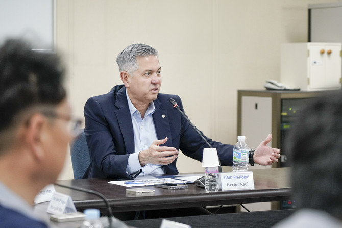 한국GM 창원공장 임직원들과 미팅을 진행 중인 헥터 비자레알 사장. ⓒ 한국GM