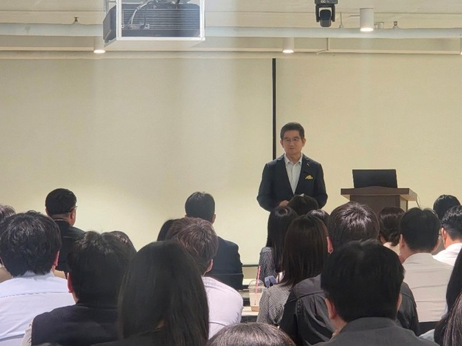 박인주회장이 월례세미나를 주관하는 모습 ⓒ 제니엘그룹