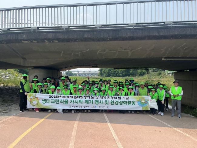 대구 수성구는 지난 28일 성동1교에서 성동교 구간을 중심으로 생태계교란식물인 가시박 퇴치 활동을 실시했다. ⓒ 대구 수성구