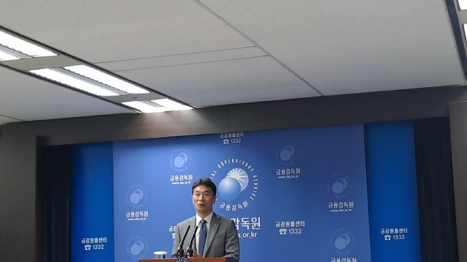 이복현 금융감독원장이 금융감독원 기자실에 방문해 퇴임 소회를 밝히고 있다. = 박진우 기자