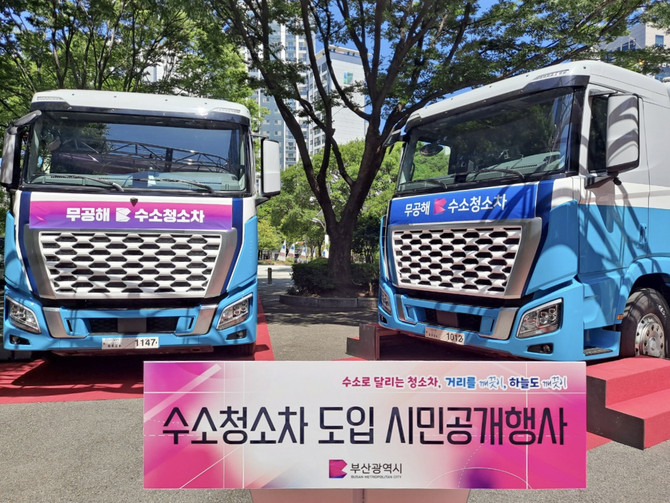 부산시 수소청소차 도입 시민공개행사에 전시된 수소청소차의 모습. ⓒ 현대자동차
