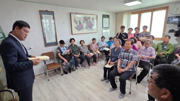 ‘마을을 직접 찾아가는 현장중심 군민과의 대화’에 나선 정철원 군수는 첫 일정으로 9일객사리, 담주리, 천변리 경로당을 차례로 찾아 군정 방향을 공유하고, 주민들과 직접 소통하며 건의 사항을 청취하는 시간을 가졌다. ⓒ 담양군