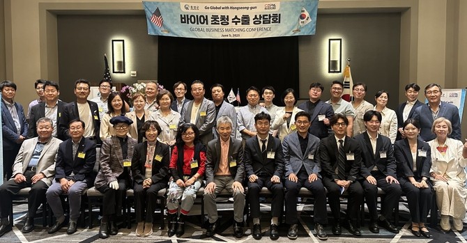 지난 5일(현지시간) 미국 LA 쉐라톤셰리토스 호텔에서 열린 수출상담회 개최 후 기념촬영을 하고 있다. ⓒ 홍성군
