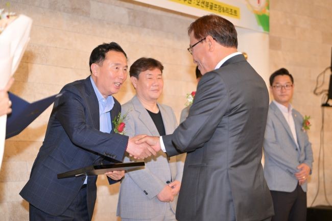 김성호 의장이 환경부 소관 경북녹색환경연합이 주관하는 세계 환경의 날 기념식 및 환경대상 시상식에서 '이 시대 한국을 빛낸 환경인 대상'을 수상하고 있다. ⓒ 김성호 의장실