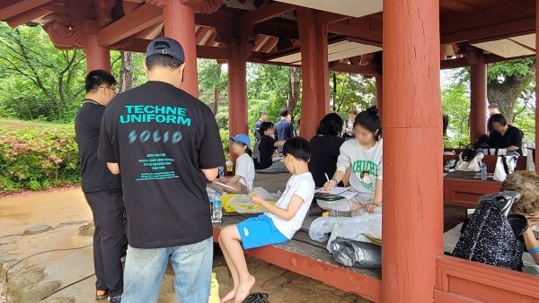 광주 광산구 동곡동 주민자치회는 6월 14일 호가정 일대에서 '호가정을 아시나요'를 주제로 백일장을 열었다. ⓒ 광산구