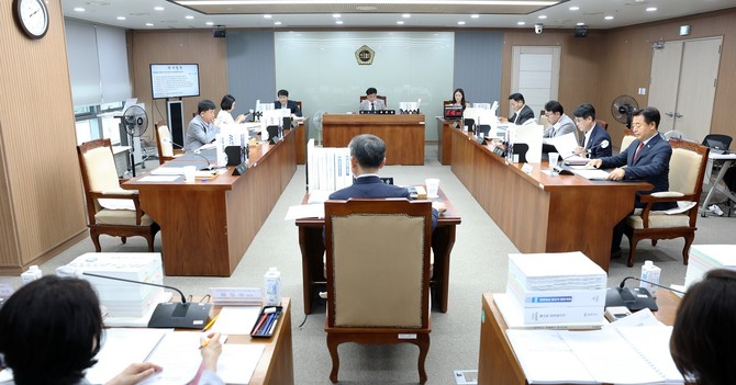 지난 17일 제359회 정례회 1차 회의를 열고 인구전략국‧보건복지국 소관 조례안과 결산안을 심의하고 있다. ⓒ 의회사무국