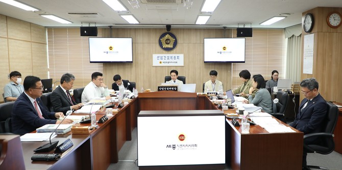 지난 16일 제98회 정례회에서 '2025년도 제1회 추가경정예산안'과 '2025년도 기금운용계획변경안'을 예비 심사하고 있다. ⓒ 의회사무국