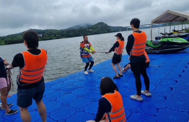수상스키 체험교육을 받고 있는 안동과학대 스포츠레저과 학생들. ⓒ 의성군